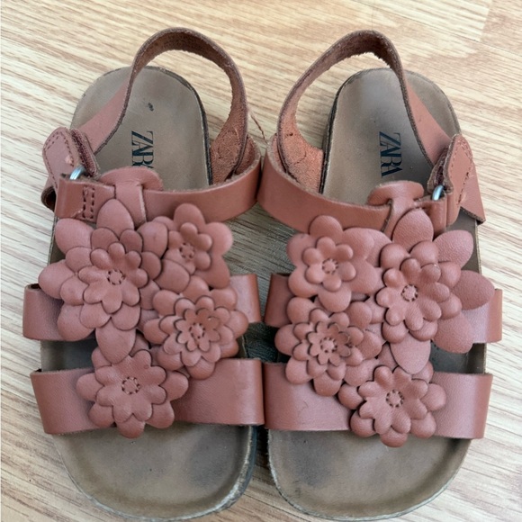 Zara Baby Floral Sandals size 23 ( US toddler size 7) brown/Cognac color - Picture 2 of 5